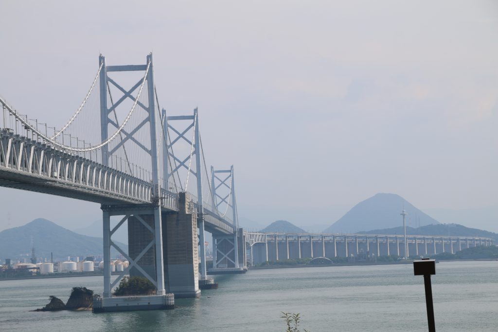 与島から瀬戸大橋を望む（2022年8月）