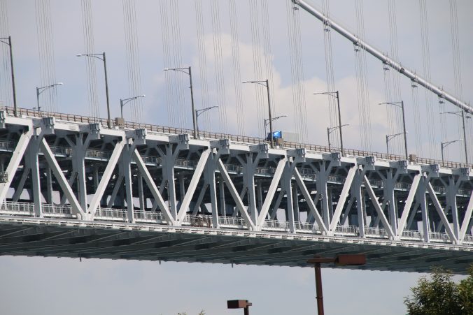 列車通過中の北備讃瀬戸大橋（2022年8月）