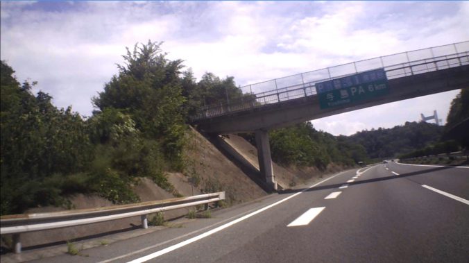 鷲羽山の上に主塔が見える（2022年8月）