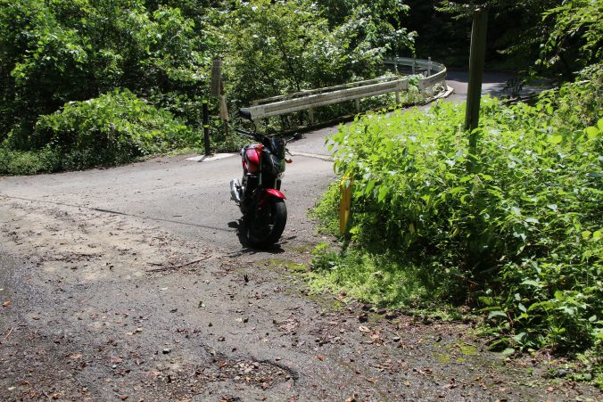 入間白岩林道入り口でNC750S（2022年8月）