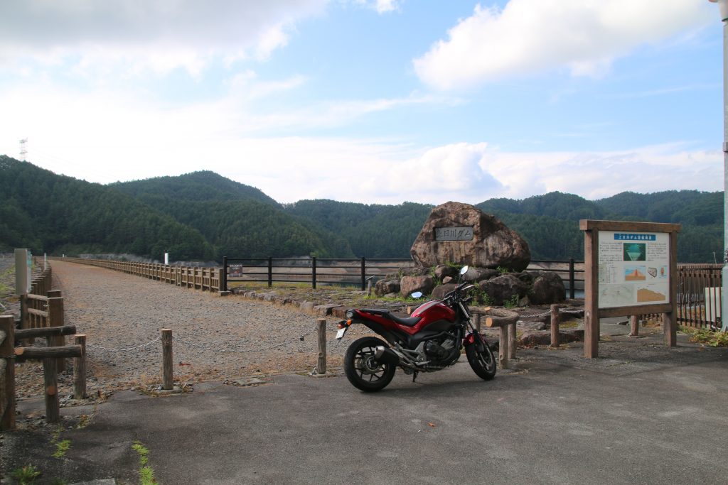 上日川ダムの碑の前で記念撮影（2022年8月）