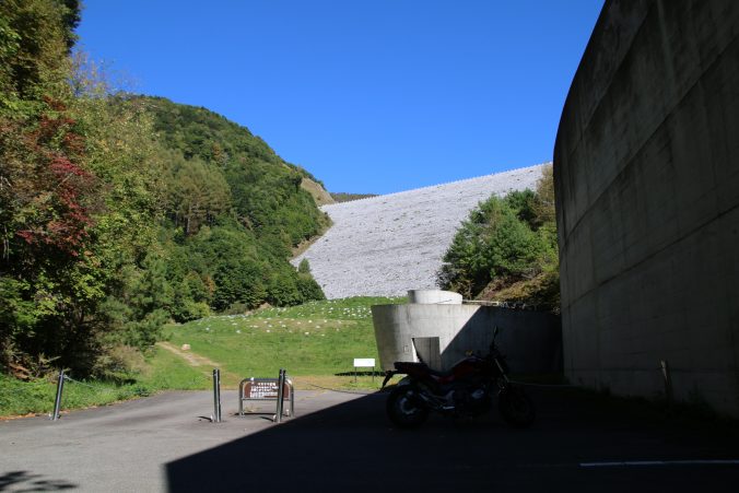 ウズマク広場から南相木ダム堤体を望む（2022年10月）