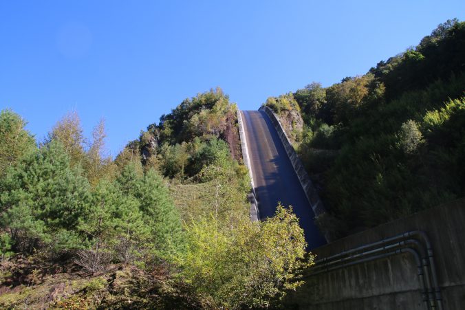 南相木ダムの洪水吐（2022年10月）