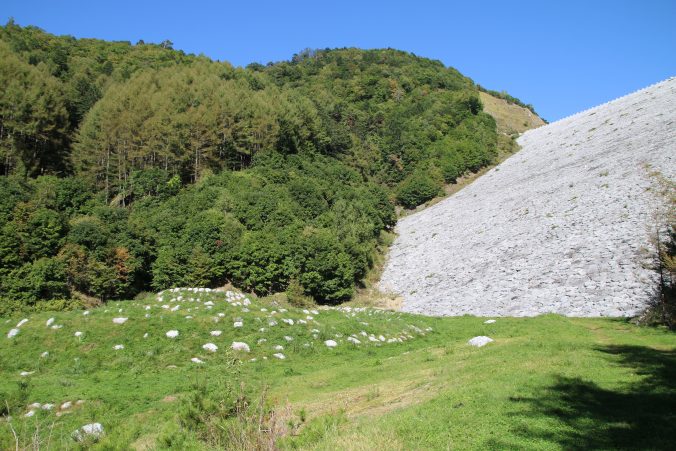 ウズマク広場のウズとダム堤体（2022年10月）