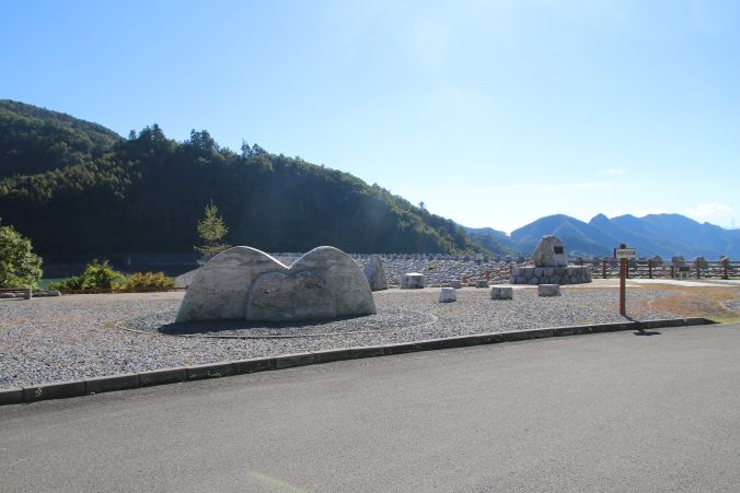 ちょうちょやま、歌碑、ダム名碑（2022年10月）