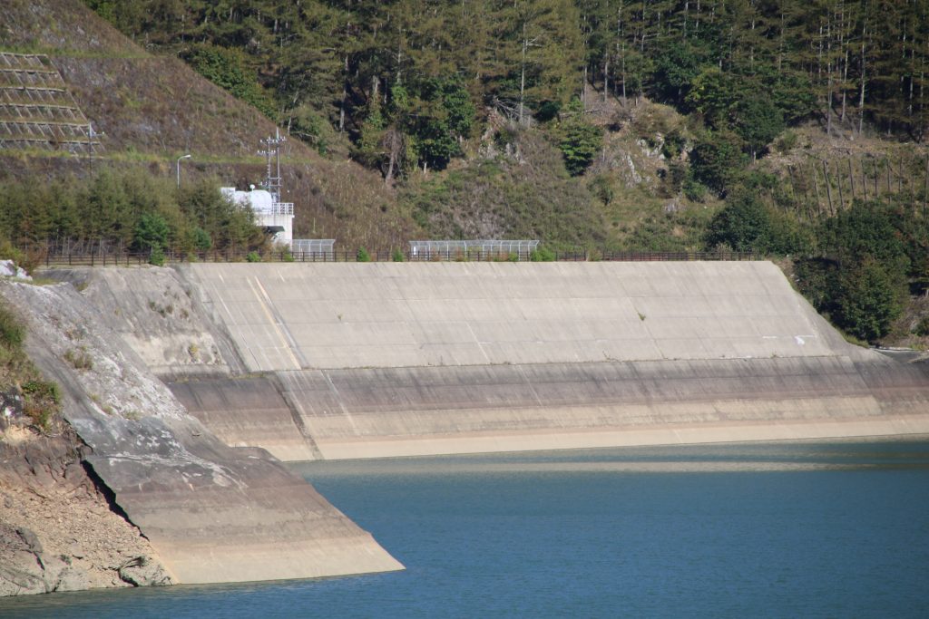 奥三川湖の導水ロ近く（2022年10月）