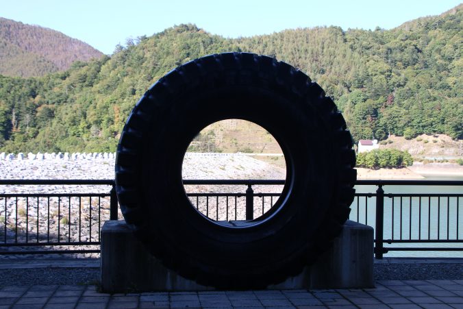 南相木ダムのタイヤモニュメント（2022年10月）