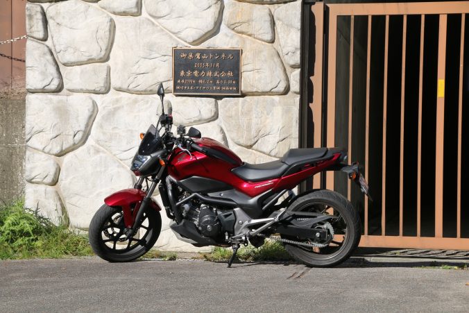 御巣鷹山トンネルのプレートとNC750S（2022年10月）
