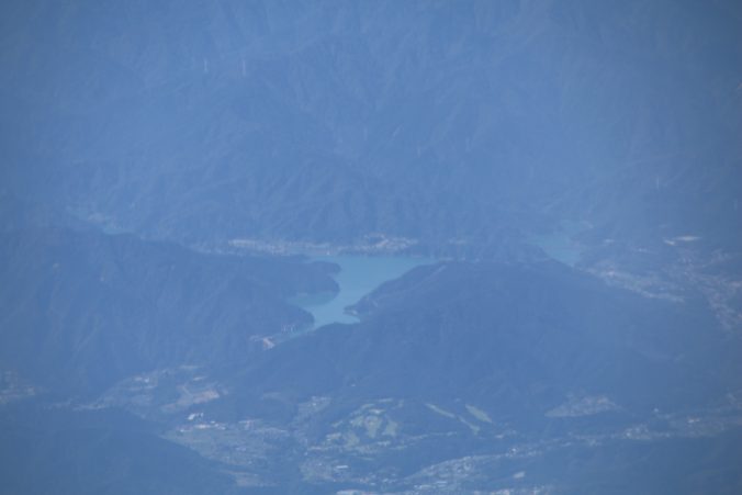 上空から宮ケ瀬ダムの堤体（2022年10月）