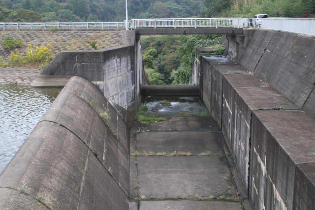 佐久間ダムの洪水吐（2022年10月）