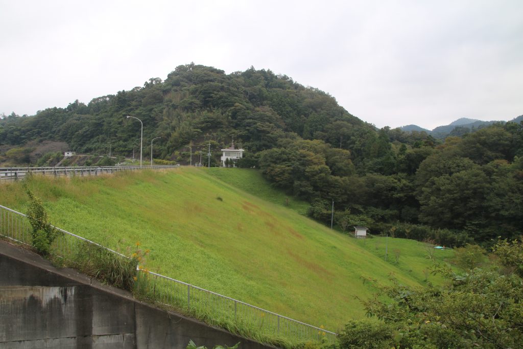 佐久間ダムの堤体を右岸から望む（2022年10月）