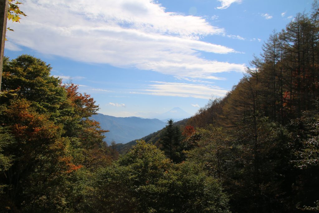 柳沢峠から富士山方面（2022年10月）