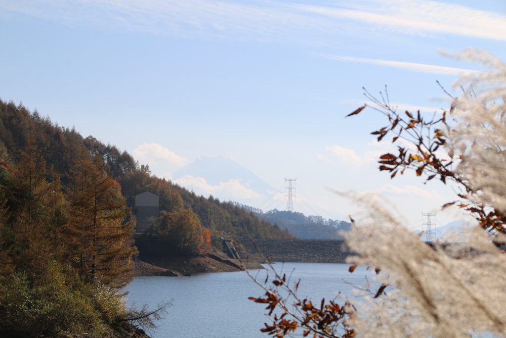 大菩薩湖北岸展望所から富士山、上日川ダム、大菩薩湖（2022年10月）