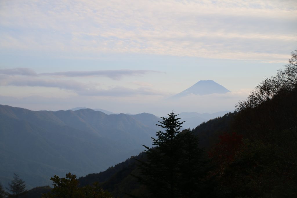 夕焼け少し前の富士山ー柳沢峠から（2022年10月）