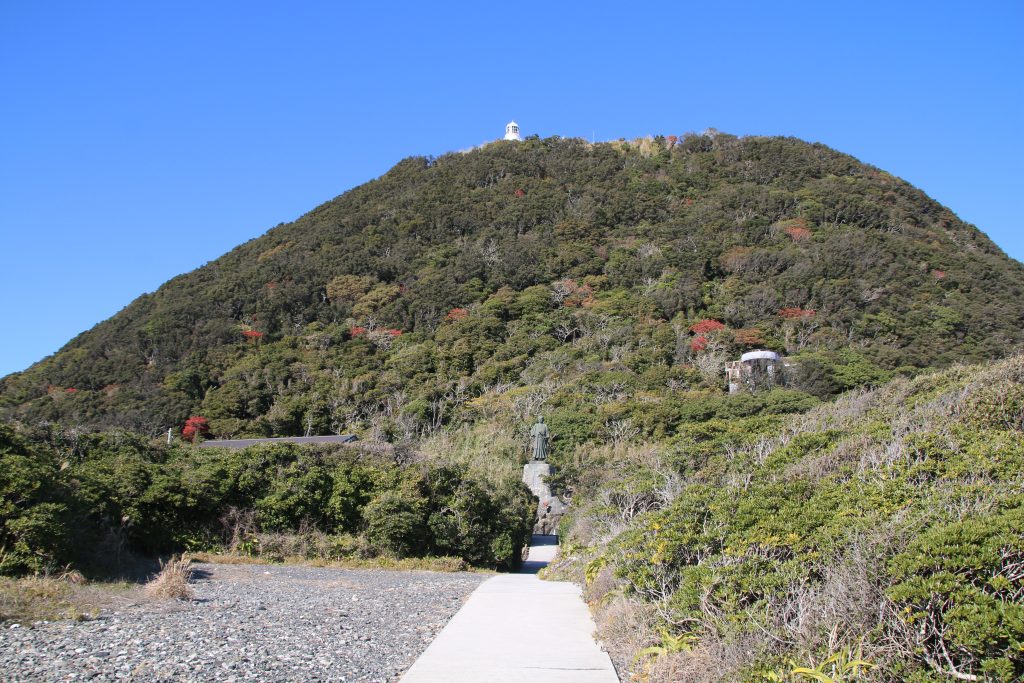 中岡慎太郎像と室戸岬灯台（2022年12月）
