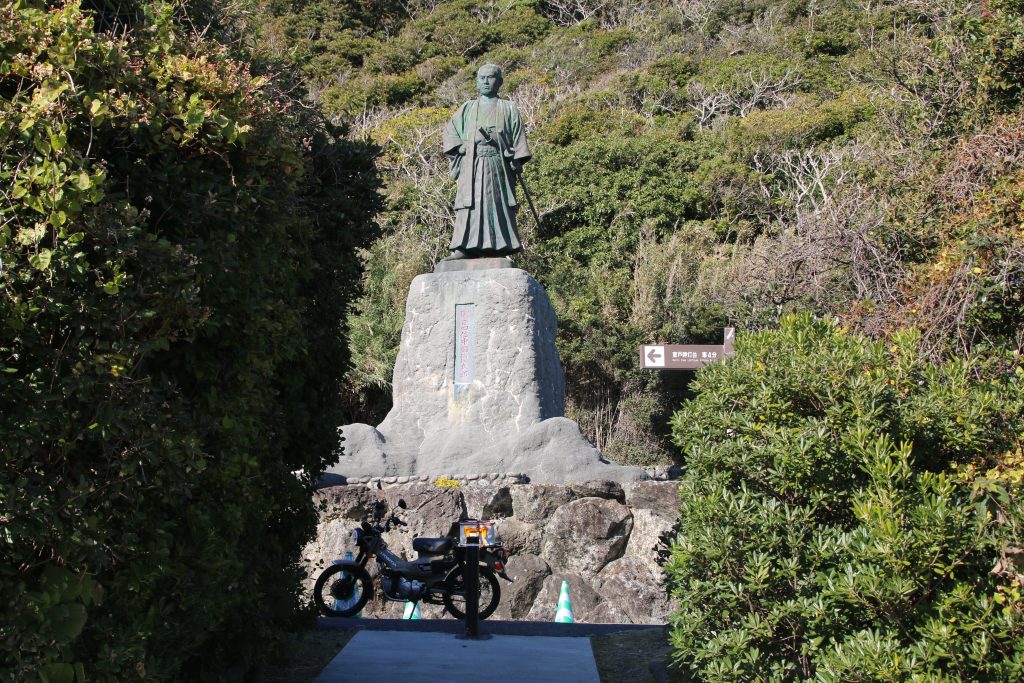 CT125と中岡慎太郎像（2022年12月）