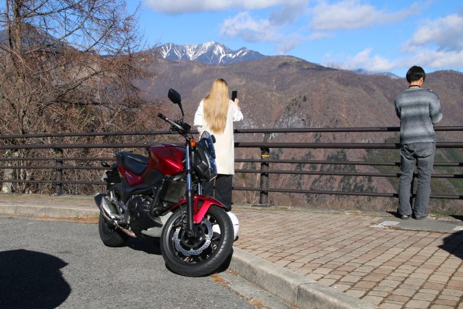 黒髪平から見る女峰山とNC750S（2022年11月）