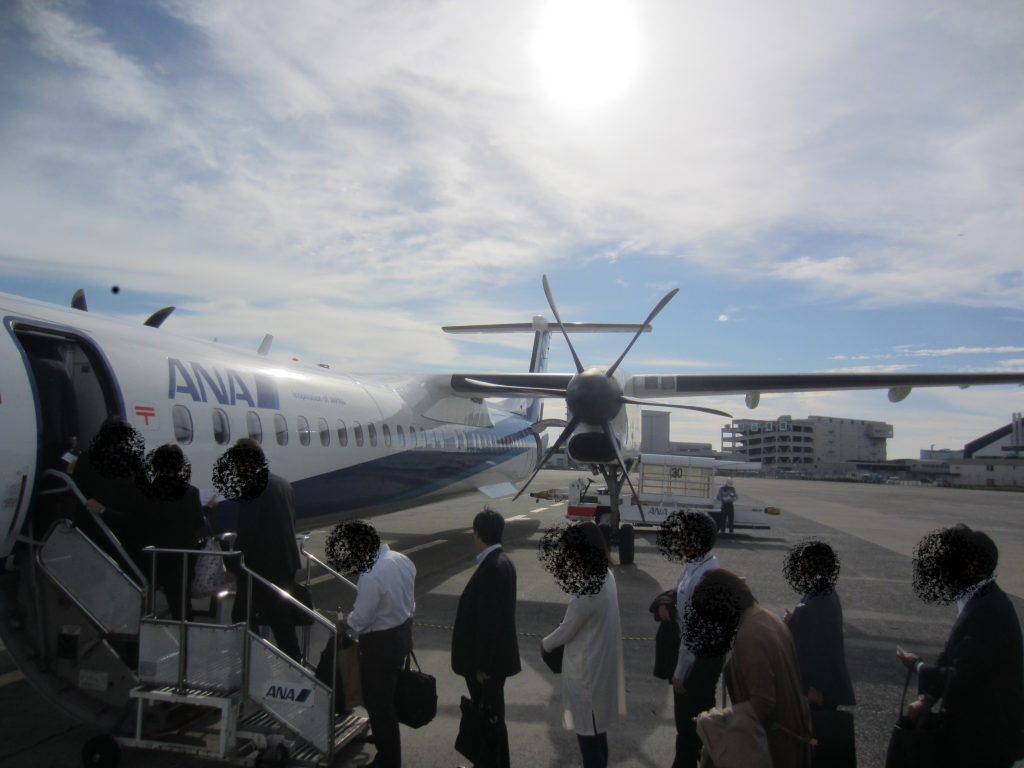 伊丹空港からDHC8-Q800で出発です（2016年10月）