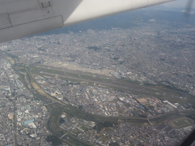 伊丹空港離陸直後（2016年10月）