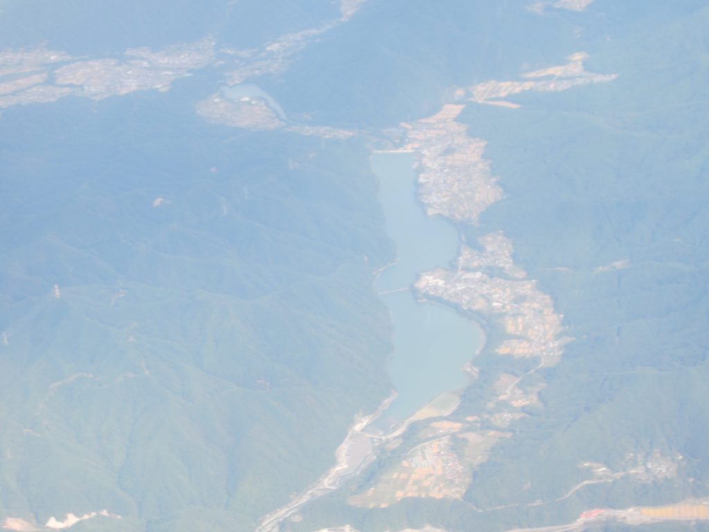 南側上空から美和ダムを望む（2016年10月撮影）