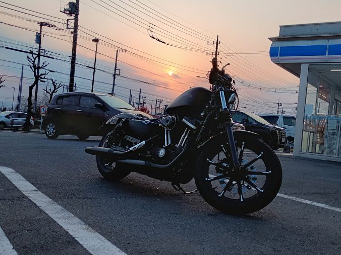 夕日をバックにIRON883N（2023年4月）