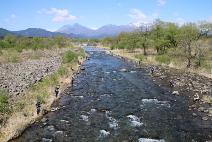 男体山、女峰山と釣り人たち（2023年4月）