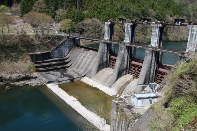 小網ダム堤体を左岸下流側から望む（2023年4月）