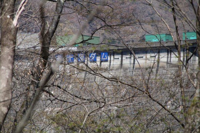 国道からちらっと五十里ダム（2023年4月）