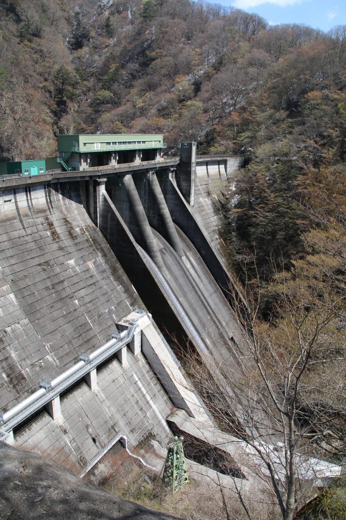 五十里ダムを展望広場から望む（2023年4月）