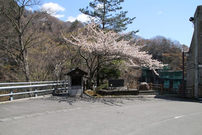 五十里ダムの水神、慰霊碑、記念碑（2023年4月）