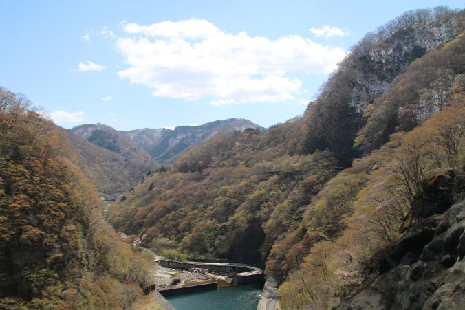 五十里ダム天端から下流を望む（2023年4月）