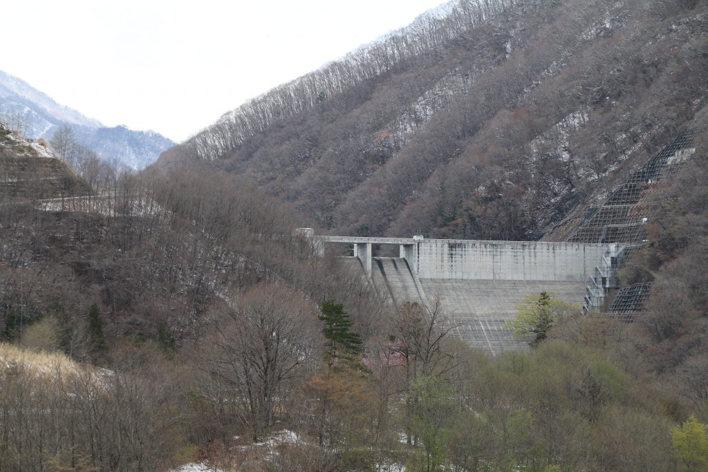 途中で見える湯西川ダム（2023年4月）