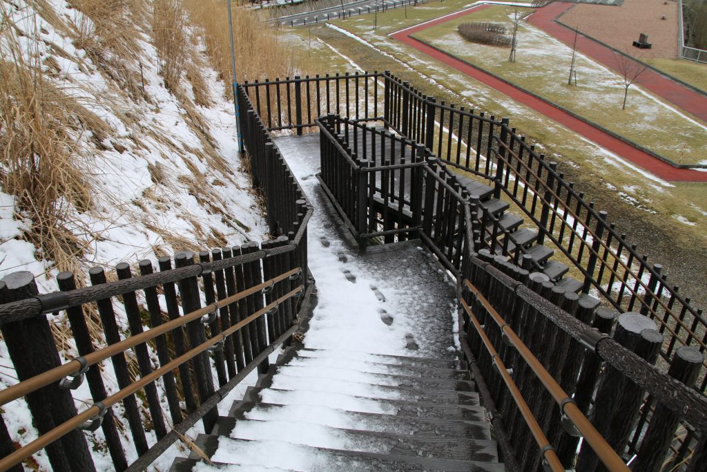 湯西川ダム展望台へ向かう階段（2023年4月）