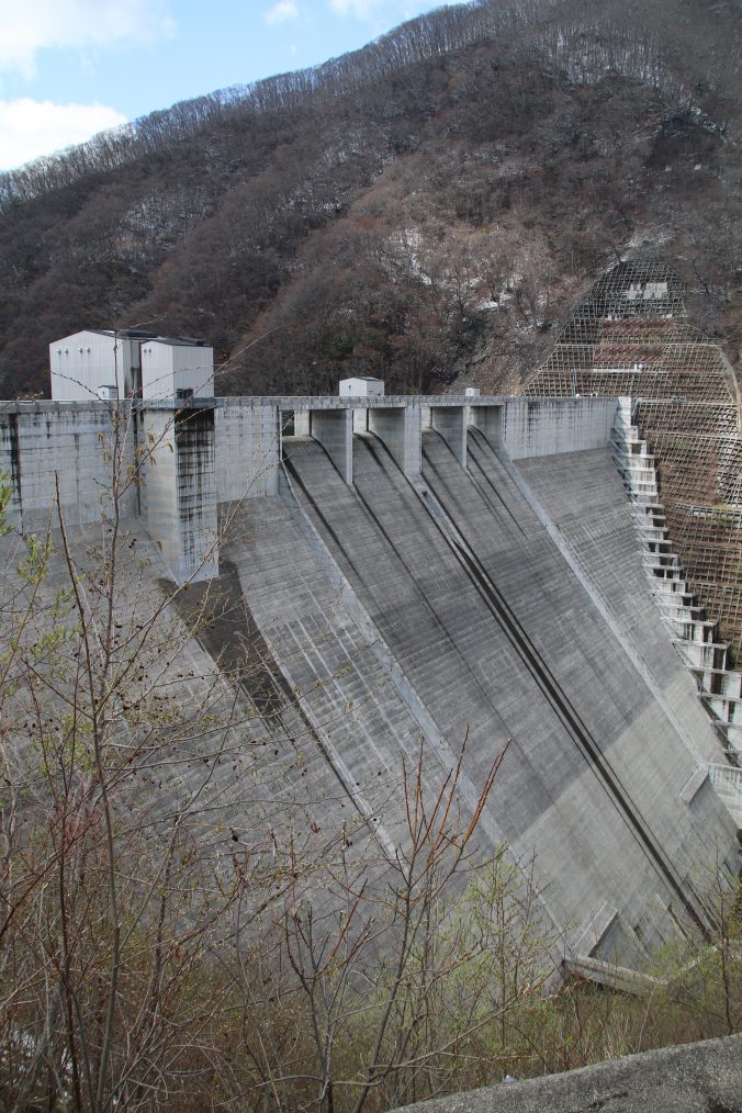 湯西川ダム堤体を右岸から望む（2023年4月）