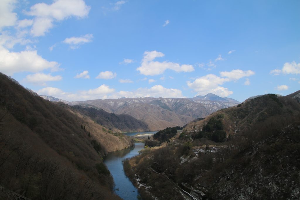 湯西川ダム天端から下流側を望む（2023年4月）