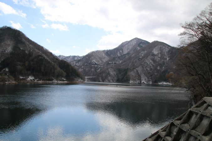 湯西川ダム天端から湯西川湖を望む（2023年4月）