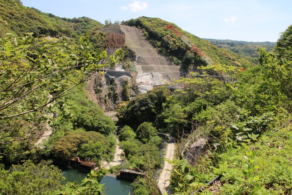 和食ダム上流側から堤体予定地を望む（2023年5月）