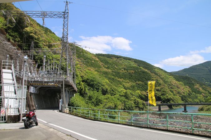 長山発電所の変電設備とNC750S（2023年5月）