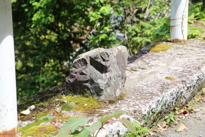 平鍋ダム近くの人面石（2023年5月）