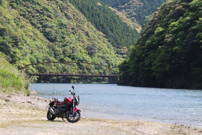 奈半利川を渡る橋とNC750S(2023年5月）