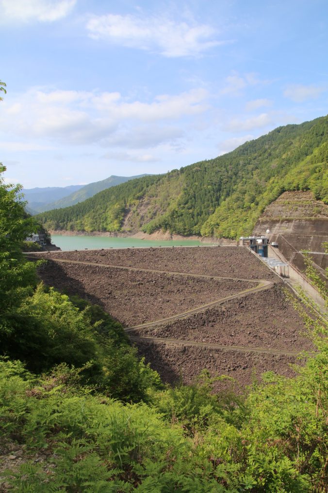 展望台から魚梁瀬ダムを望む（2023年5月）