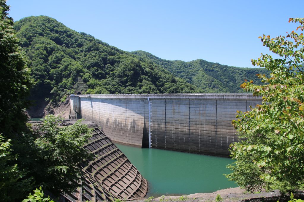 上野ダム堤体を駐車場から望む（2023年6月）