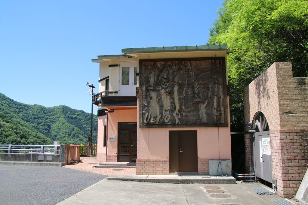 上野ダム管理事務所と記念オブジェ（2023年6月）