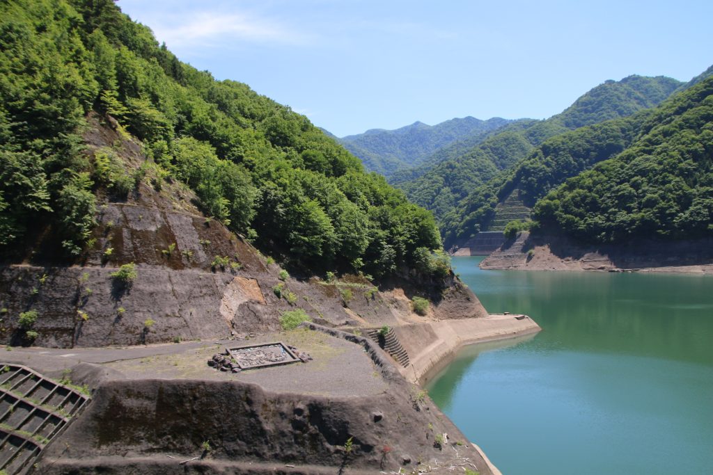 奥神流湖と上野ダムのプレート？（2023年6月）