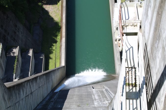 上野ダム常用利水吐からの放水（2023年6月）