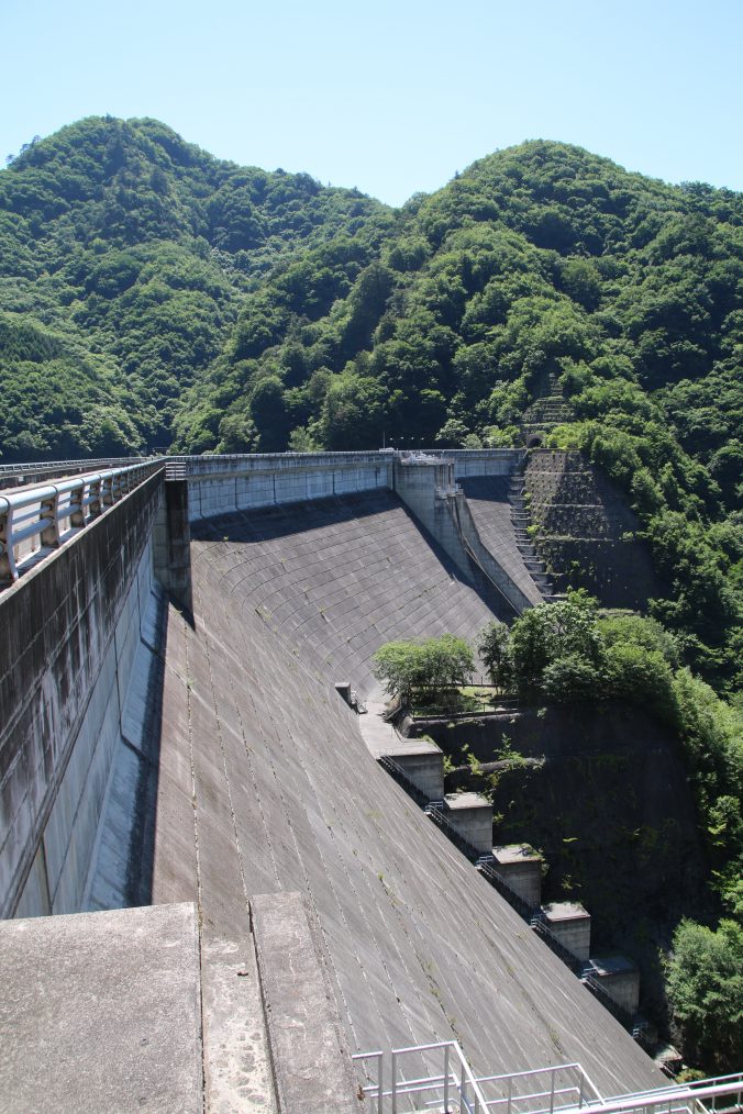 上野ダム左岸から堤体を望む（2023年6月）