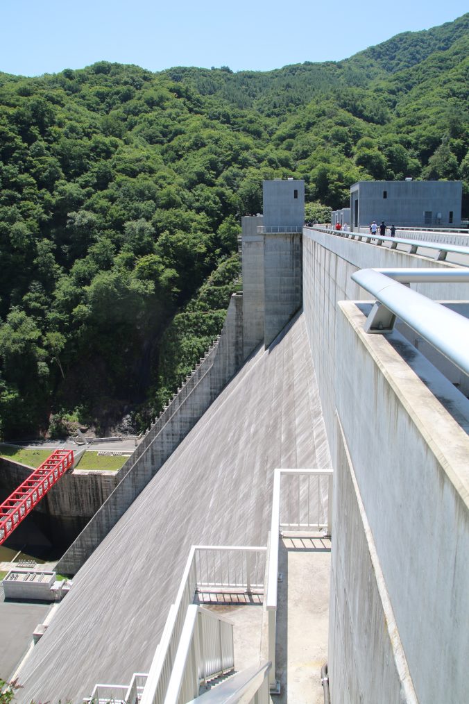 八ッ場ダム堤体を左岸天端から望む（2023年7月）