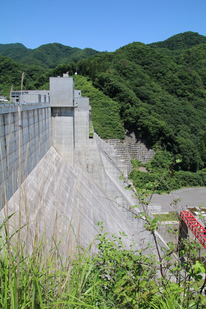 八ッ場ダム堤体を右岸から望む（2023年7月）