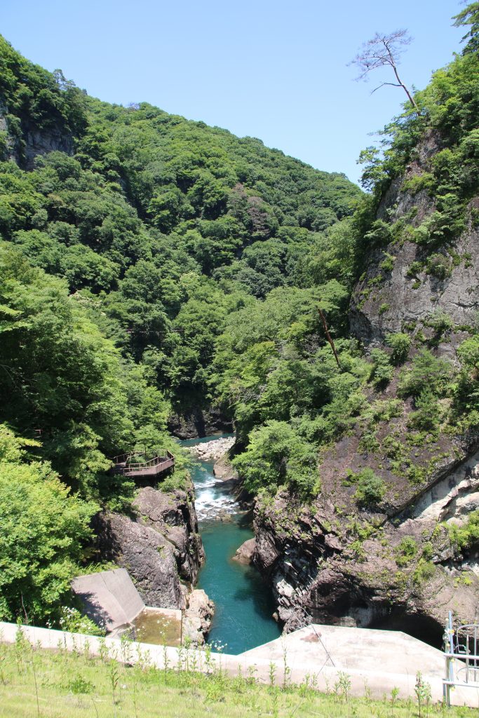 ダム堤体下から見る吾妻峡（2023年7月）