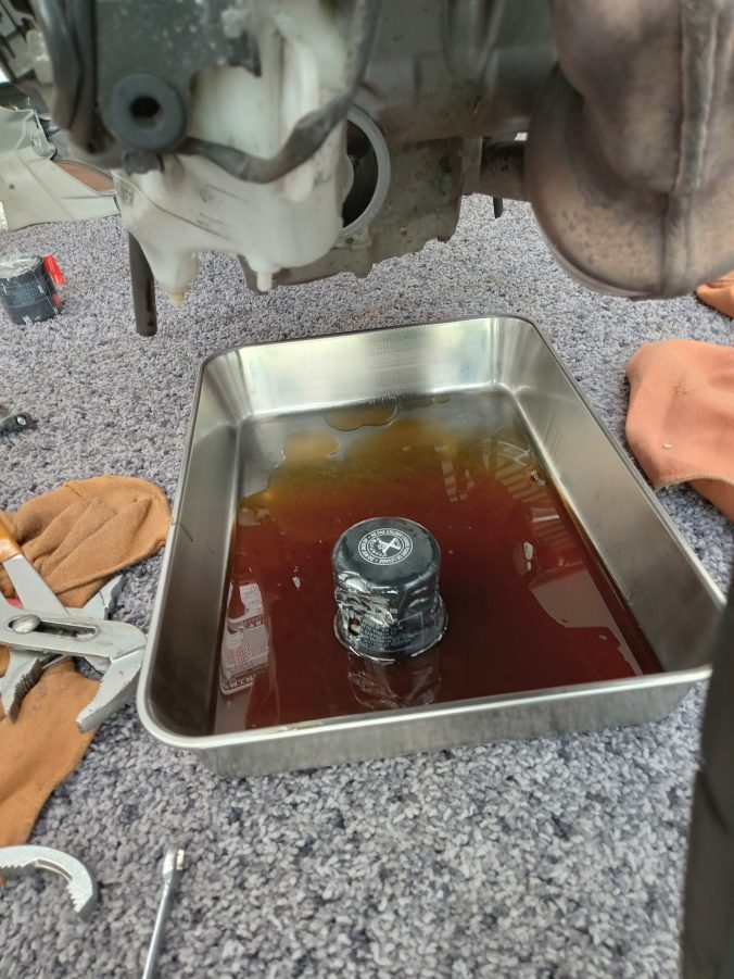 NC750Sのオイルフィルター　潰れてる（2023年9月）